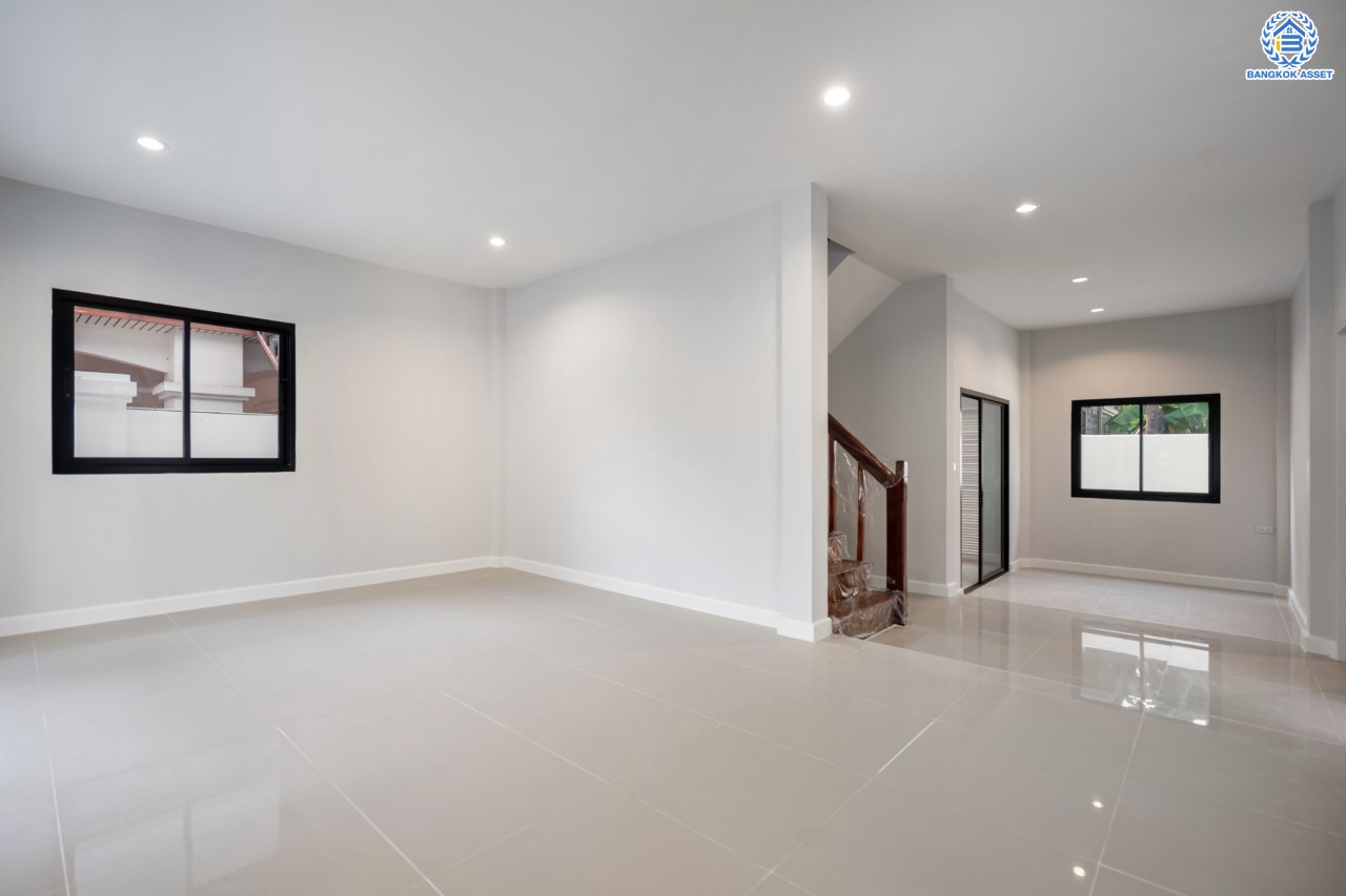 บ้านมือสองตกแต่งใหม่ ม.บุญโต55 แจ้งวัฒนะ ทำเลโซนเมือง!  เนื้อที่ 50 ตร.ว. ฟังก์ชันจัดเต็ม 3 ห้องนอน 4 ห้องน้ำ 1 ห้องแม่บ้าน รองรับทุกการอยู่อาศัย ทำเลเดินทางสะดวกเพียง 1 กม.จากจุดขึ้นทางด่วนศรีสมาน ใกล้เมืองทองธานี เซ็นทรัลแจ้งวัฒนะ และ รถไฟฟ้าสายสีแดง "สถานีหลักสี่"